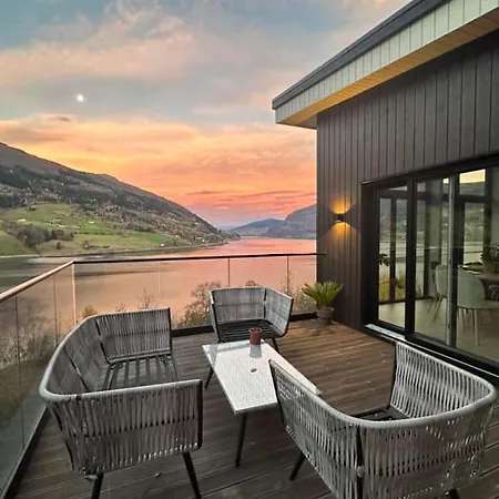 Dom wakacyjny Olden House Fjord And Sunset *